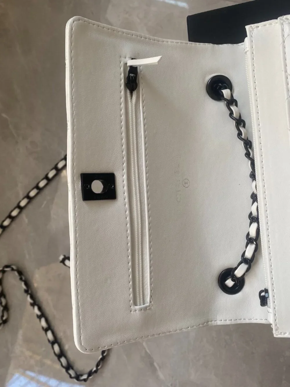 Chanel diamond-pattern crossbody bag or shoulder bag - Picture 6 of 6
